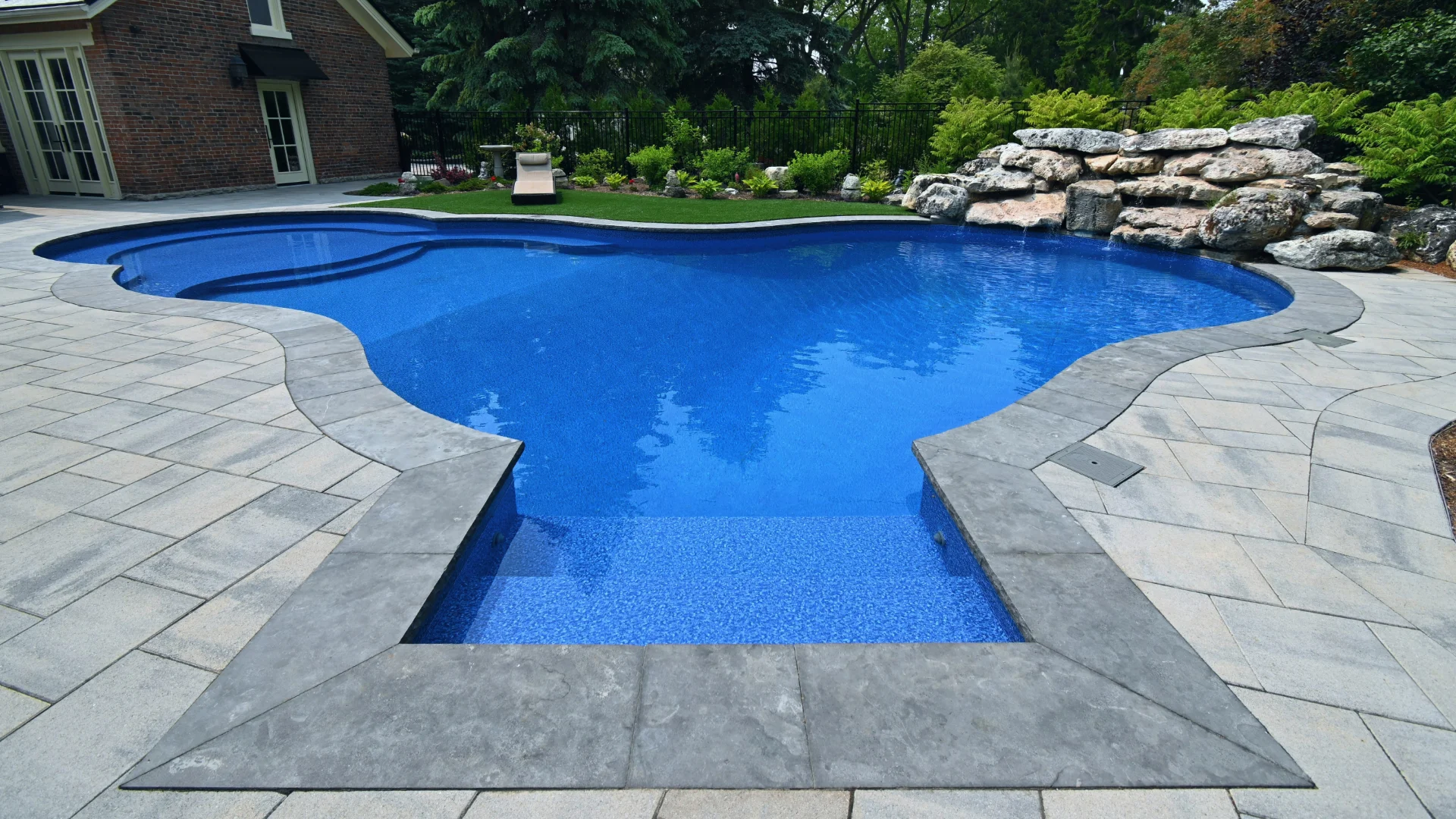 Swimming Pool builders in Burlington, Ontario