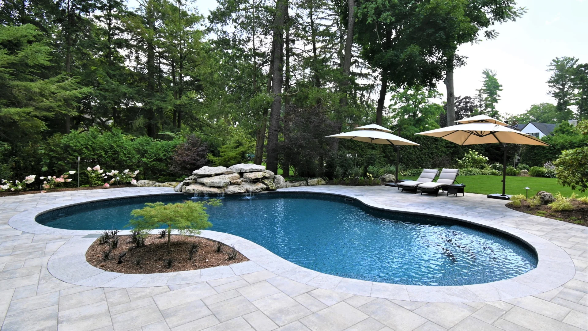 Swimming Pool builders in Burlington, Ontario