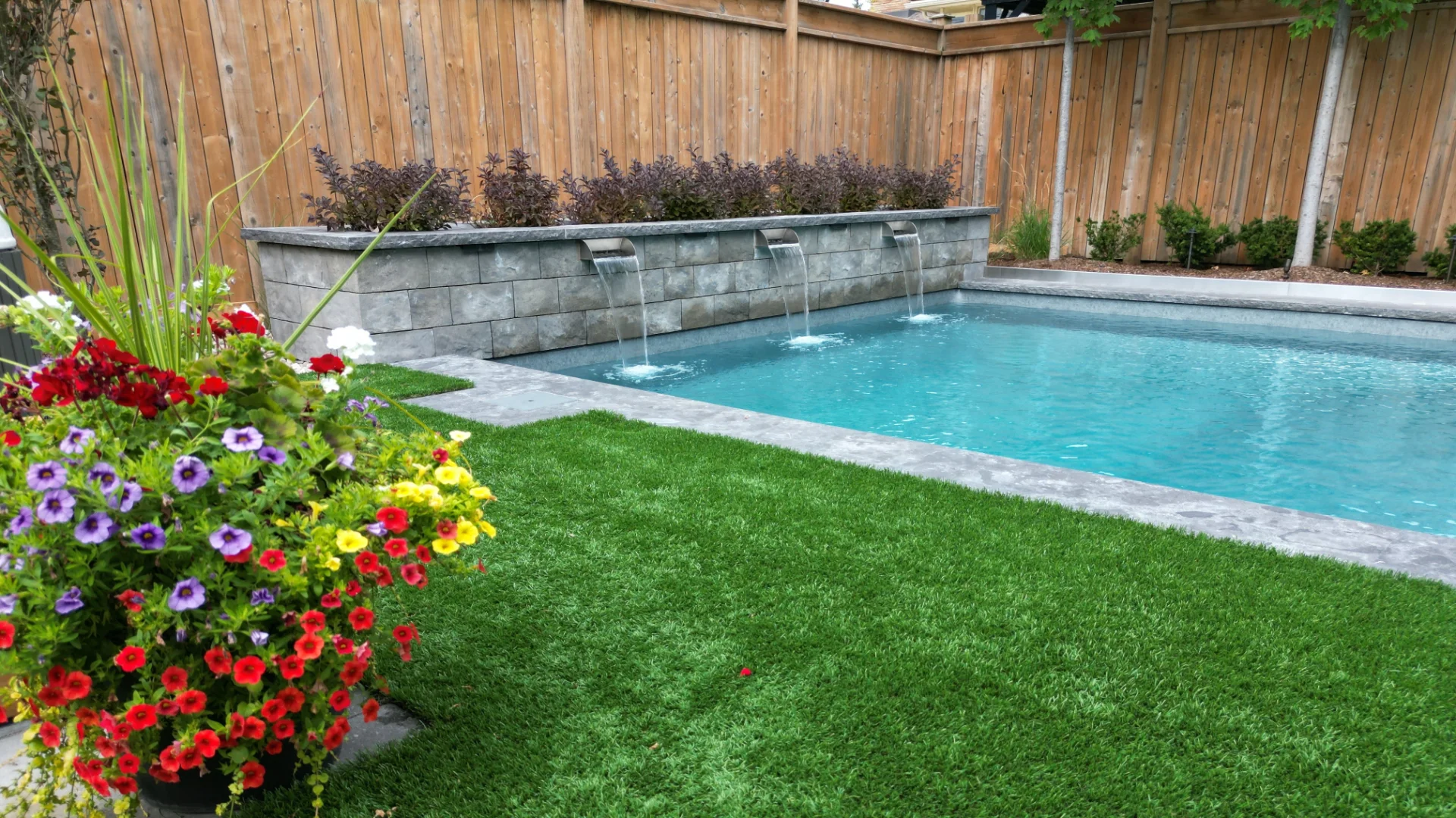 Swimming Pool builders in Burlington, Ontario